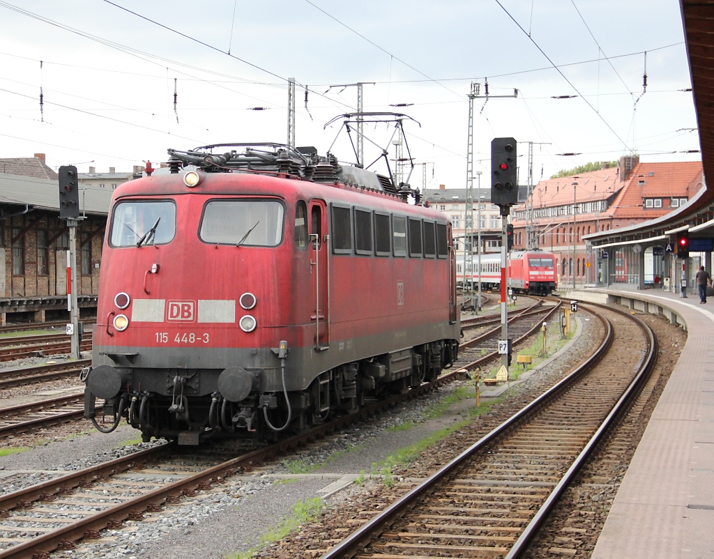 115 448-3 wartet im Hbf Stralsund auf ihre nchsten Aufgaben. Aufgenommen am 07.08.2011.