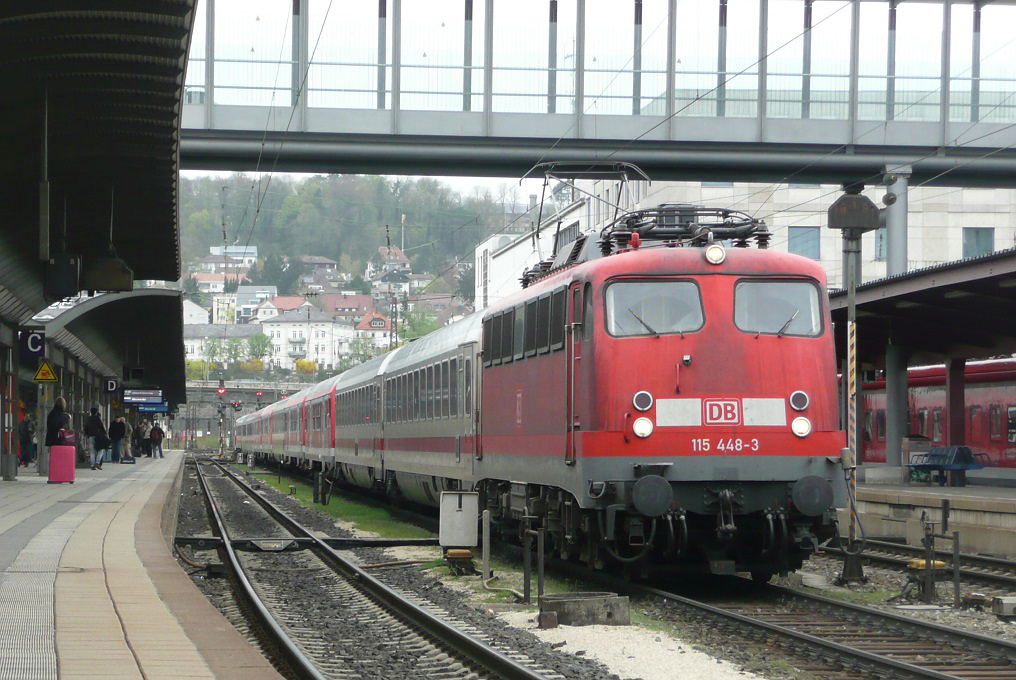 115 448 steht in Ulm Hbf mit einem Pbz bereit zur Abfahrt nach Mnchen. 