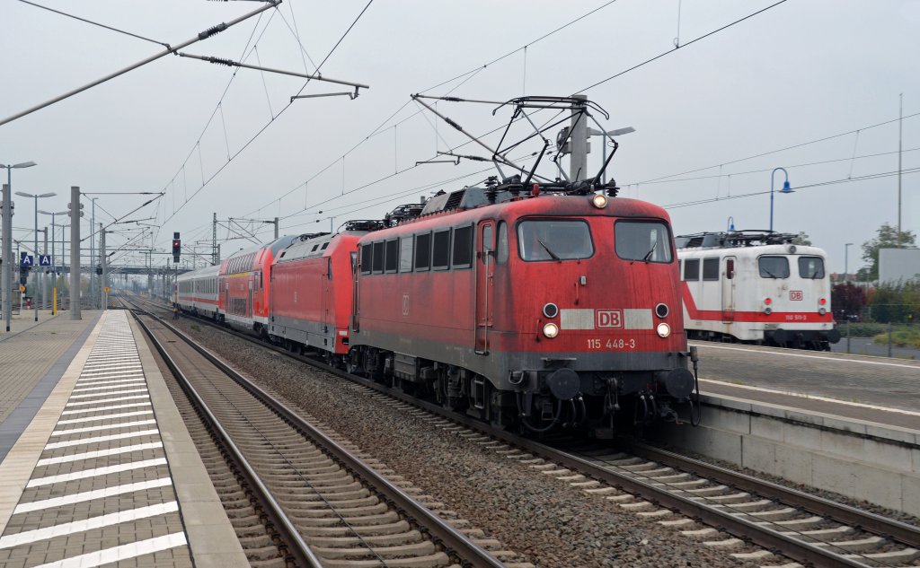 115 448 zog am 27.10.11 den PbZ 2467 durch Bitterfeld Richtung Halle(S), Ziel ist Leipzig.