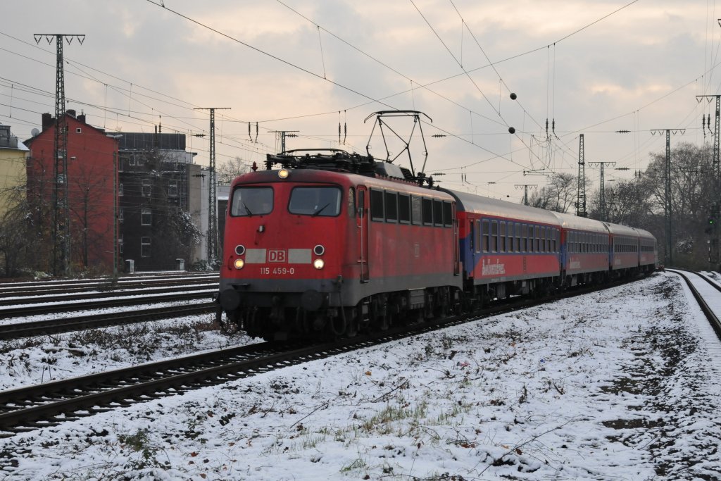 115 459-0 zieht bei frostigen Temperaturen den IC durch Kln-West. Das Bild entstand vom Ende des Bahnsteigs am 27/11/2010.