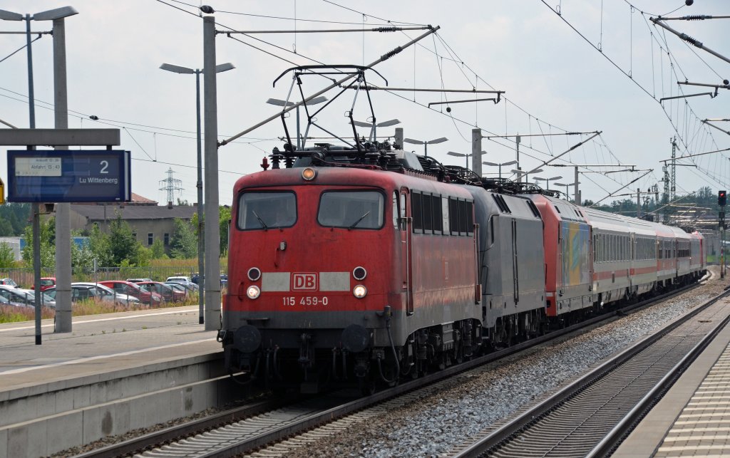 115 459 befrderte am 28.06.12 den PbZ 2466 Leipzig - Berlin durch Bitterfeld Richtung Dessau. Hinter der Zuglok waren ES 64 U2 - 072, 101 037 und 146 204 eingereiht.