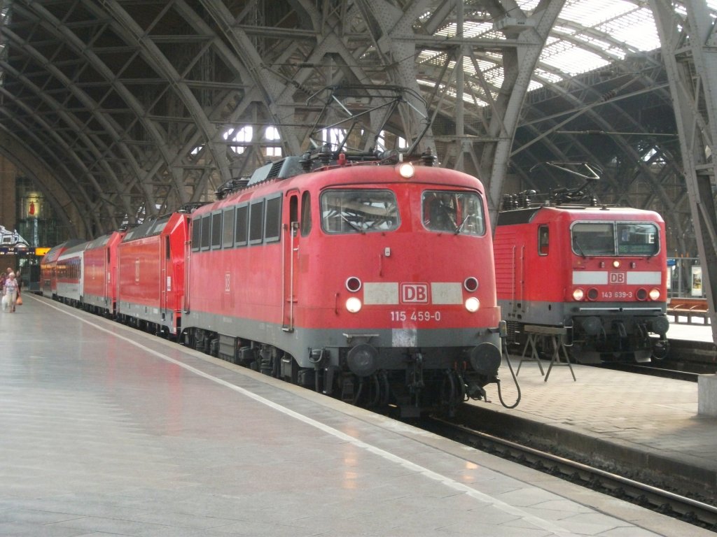 115 459 steht mit dem PbZ 1967 am 25.Juli 2013 Abfahrtbereit im Leipziger Hbf. Eingereiht waren unter anderem die 146 215 und 146 233.