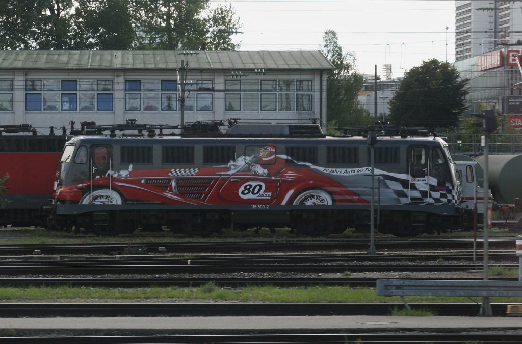 115 509-2 ``80 Jahre Auto im Zug`` stand am 13.9.2011 im BW Mnchen (zwischen Mnchen Hbf und Hirschgarten). Fotografiert aus dem RE Mnchen-Treuchtlingen (ber Ingolstadt).