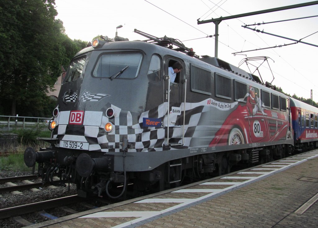 115 509-2  80 Jahre DB Autozug  legt am 26. Juni 2012 mit dem PF 2759 (Leipzig Hbf - Neuenmarkt-Wirsberg) einen kurzen Halt auf Gleis 3 in Kronach hin. 