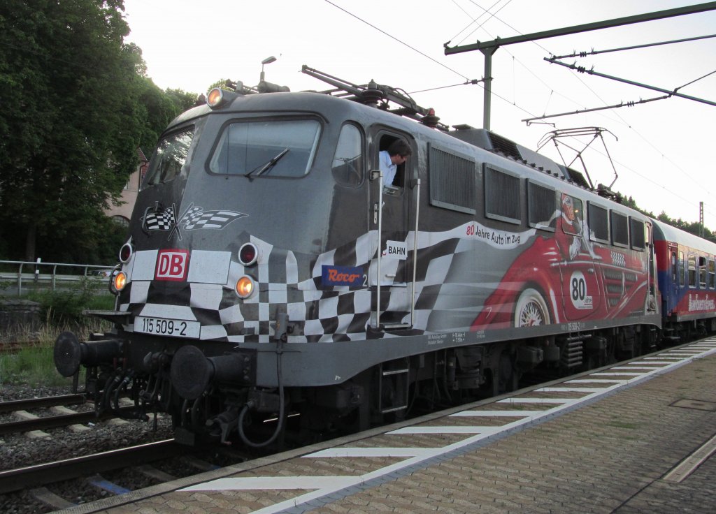 115 509-2  80 Jahre DB Autozug  legt am 26. Juni 2012 mit dem PF 2759 (Leipzig Hbf - Neuenmarkt-Wirsberg) einen kurzen Halt auf Gleis 3 in Kronach hin. 