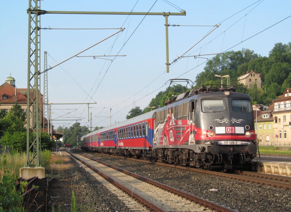 115 509-2  80 Jahre DB Autozug  steht am 26. Juni 2012 mit dem PF 2758 von Neuenmarkt-Wirsberg nach Leipzig Hbf auf Gleis 2 in Kronach.