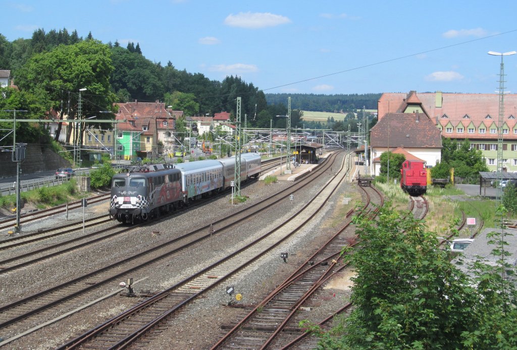 115 509-2  80 Jahre DB Autozug  zieht am 15. Juli 2013 zwei IC-Schutzwagen und einen ICE 2-Mittelwagen durch Kronach.