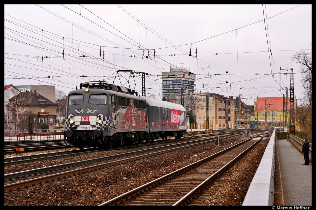 115 509-2 (80 Jahre DB-Autozug) fhrt am 14. Mrz 2012 im  Rckwrtsgang  ber die Siebenbogenbrcke in Frth.