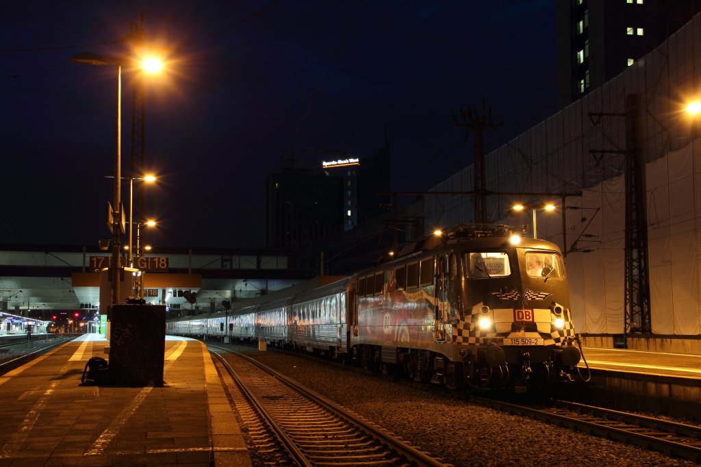 115 509-2 mit dem D13981 von Dsseldorf Richtung Frankreich kurz vor der Abfahrt am Dsseldorfer Hauptbahnhof am Abend des 15.04.2013