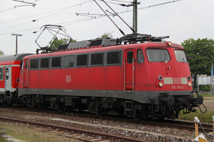115 509-2 mit DZ 2680 von Warnemnde nach Berlin-Lichtenberg kurz vor der Ausfahrt im Bahnhof Warnemnde.(18.05.2011)