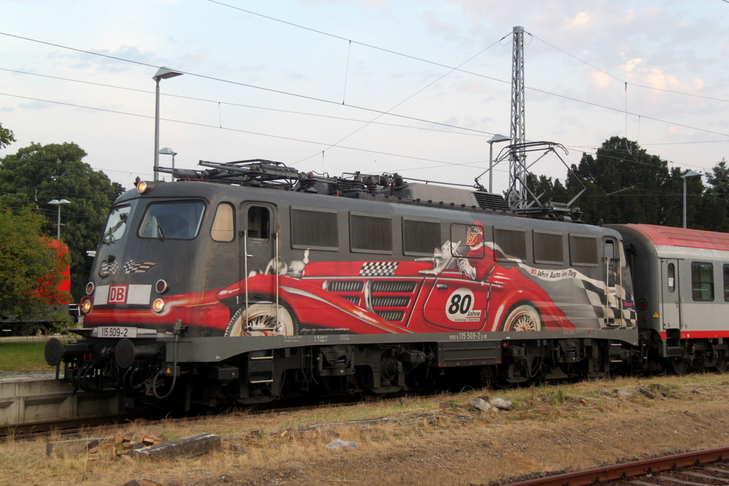 115 509-2 mit Sonderzug 2680 von Warnemnde nach Berlin-Lichtenberg kurz nach der Ankunft im Bahnhof Warnemnde.28.07.2013  