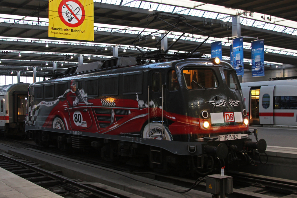 115 509  80 Jahre Autoreisezge in Deutschland  stellte heute frh den EC 81 in Mnchen Hbf bereit. Leider war es noch ziemlich dunkel und ich hatte kein Stativ dabei. 28.09.2011.