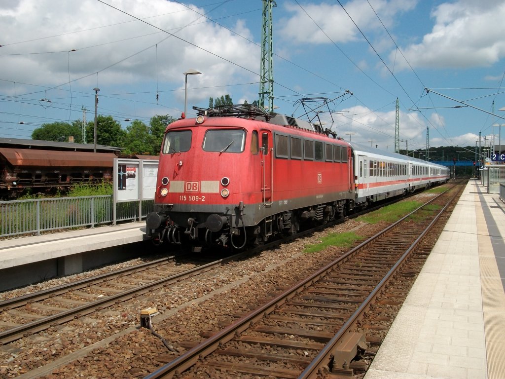 115 509 am 27.Juni 2010 mit dem IC 1809 Binz-Kln in Bergen/Rgen.Der Rgener Wagenteil vereinigt sich in Stralsund mit dem Wagenteil aus Heringsdorf und fhrt dann zusammen weiter nach Kln.