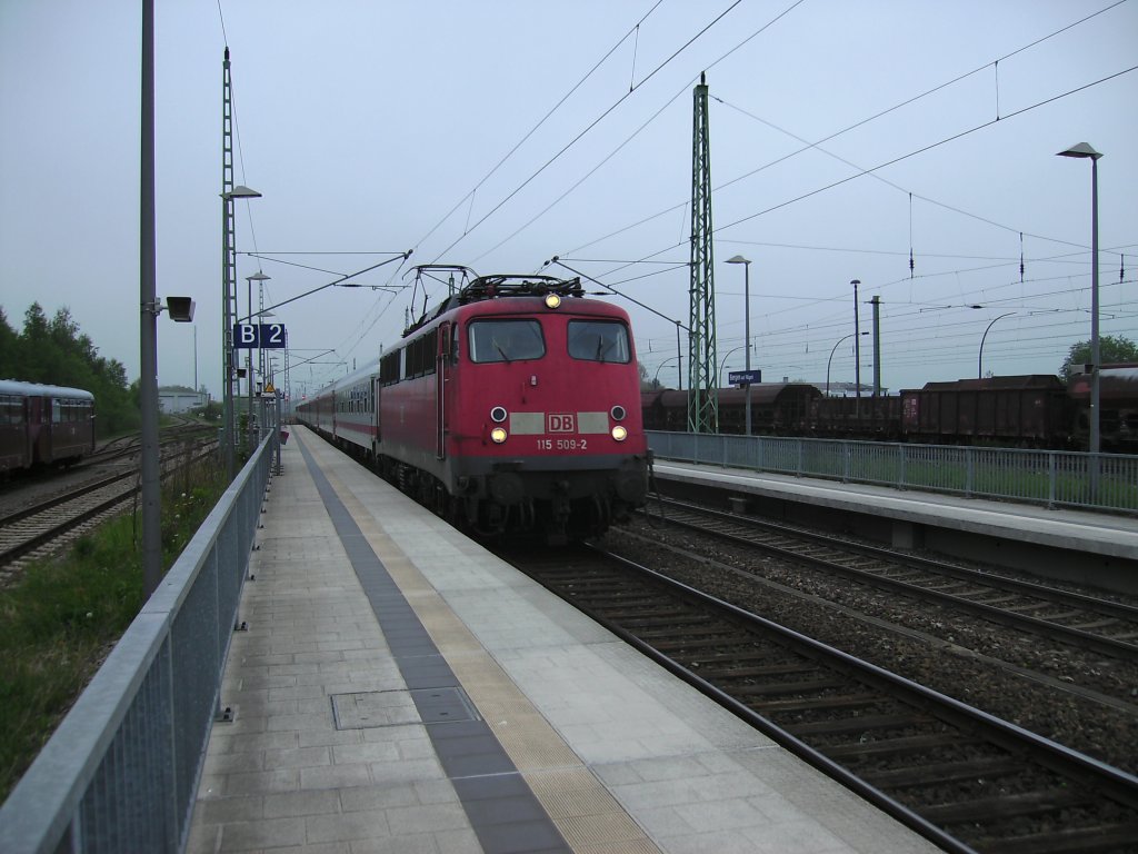 115 509 erreichte am Abend vom 22.Mai 2010,mit dem EC 378 Wien-Binz,den Bahnhof von Bergen/Rgen.