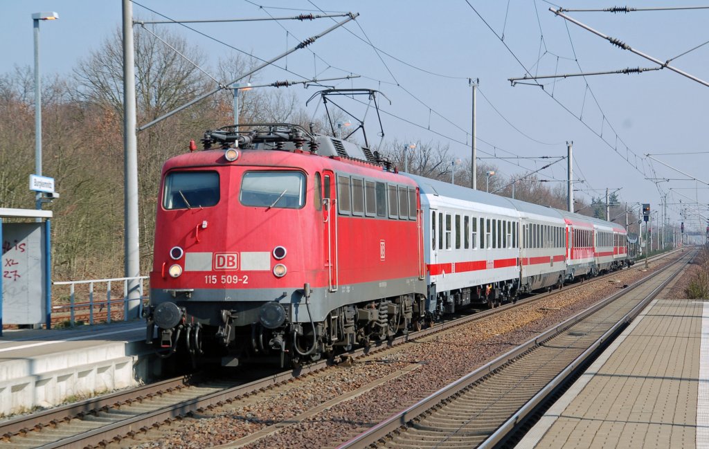 115 509 war am 22.03.11 fr den PbZ 2467 Berlin - Leipzig eingeteilt. Hier durchfhrt er den Bahnhof Burgkemnitz.