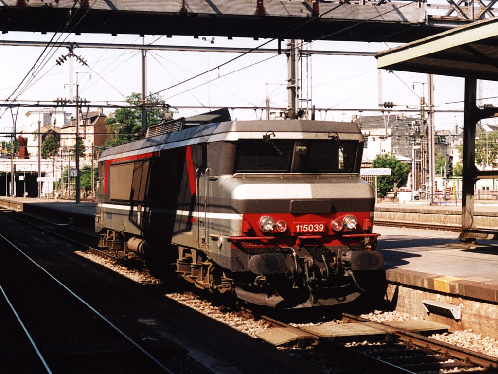 115039 auf Bahnhof Luxembourg am 8-4-2000. Bild und scan: Date Jan de Vries.