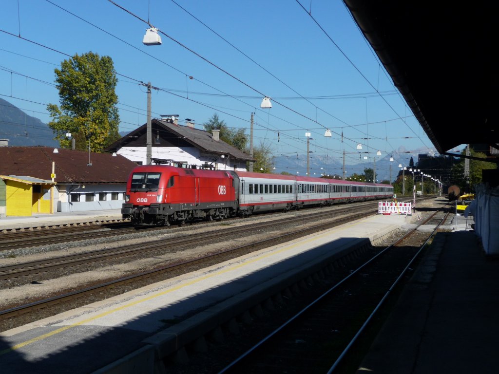 116 184 durchfhrt den Bahnhof Brixlegg am 17.10.2011 mit einem IC/EC bespannt.