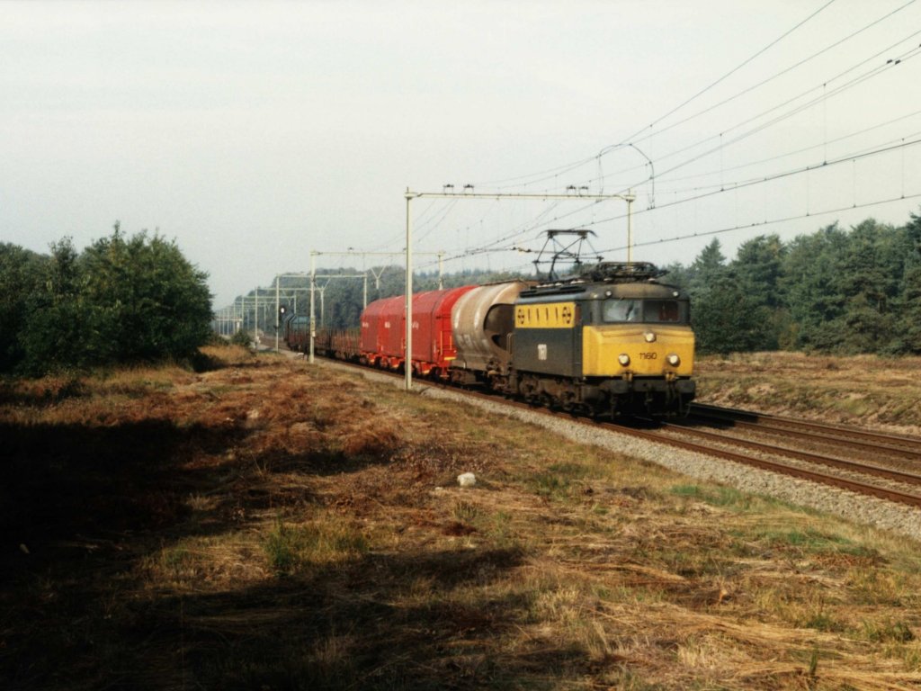 1160 mit Gterzug 45121 Beverwijk-Hagen Vorhalle bei Ginkel am 8-10-1996. Bild und scan: Date Jan de Vries.