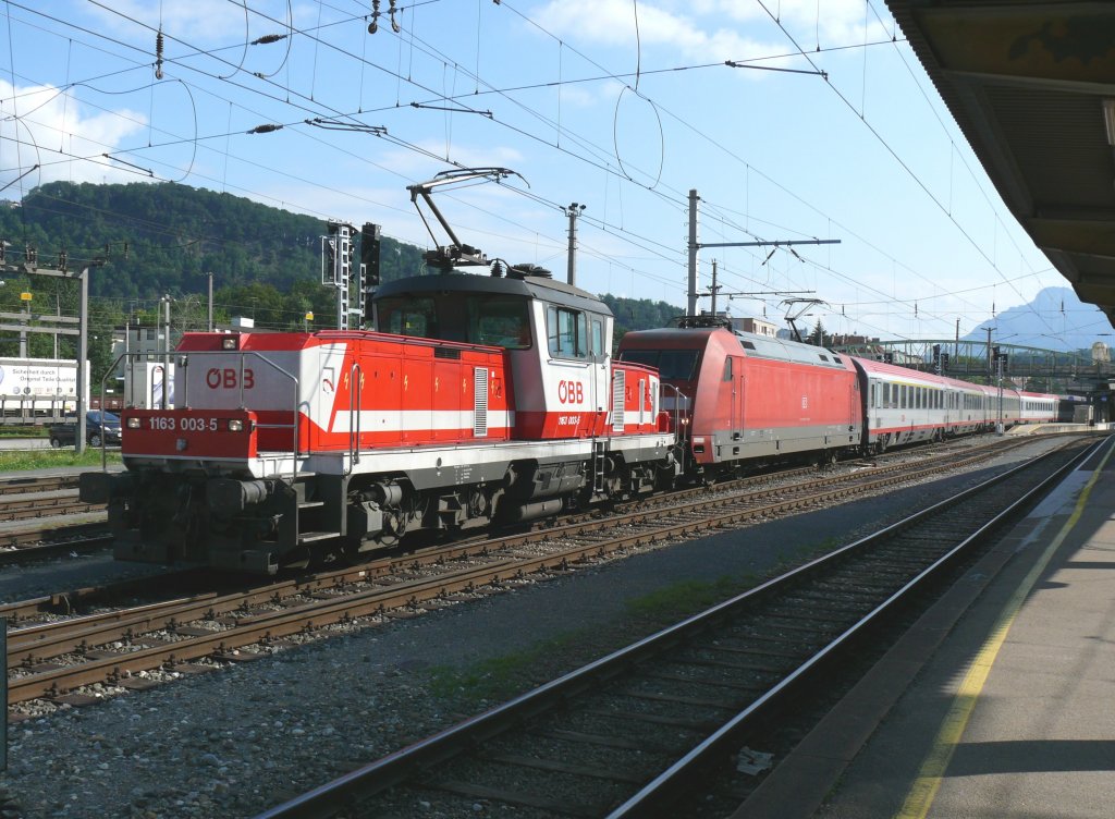 1163 003-5 rangiert im Bhf Salzburg mit einer deutschen 101 und einem IC am Haken. Aufgenommen am 05/08/2009.