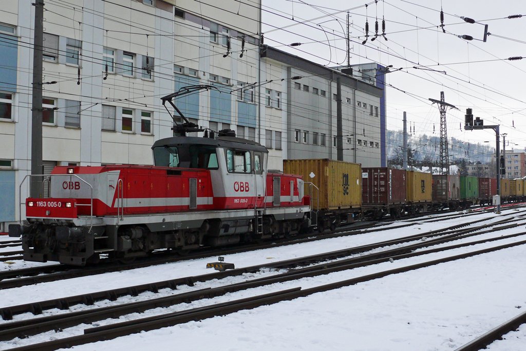 1163 005-0 bei der Durchfahrt mit Containerzug in Salzburg 15.1.2010