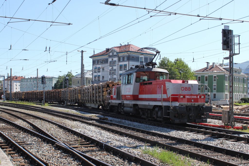 1163 006 mit einem Holztransporter bei der Durchfahrt des Salzburger Hauptbahnhofs (Sb) nach Salzburg Liefering; am 16.07.2011