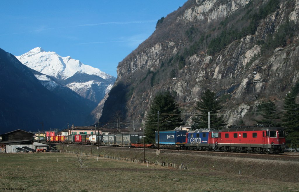 11645  Colombier  und Re 430 356-6 mit einem KLV gen Sden bei Biasca 30.12.10