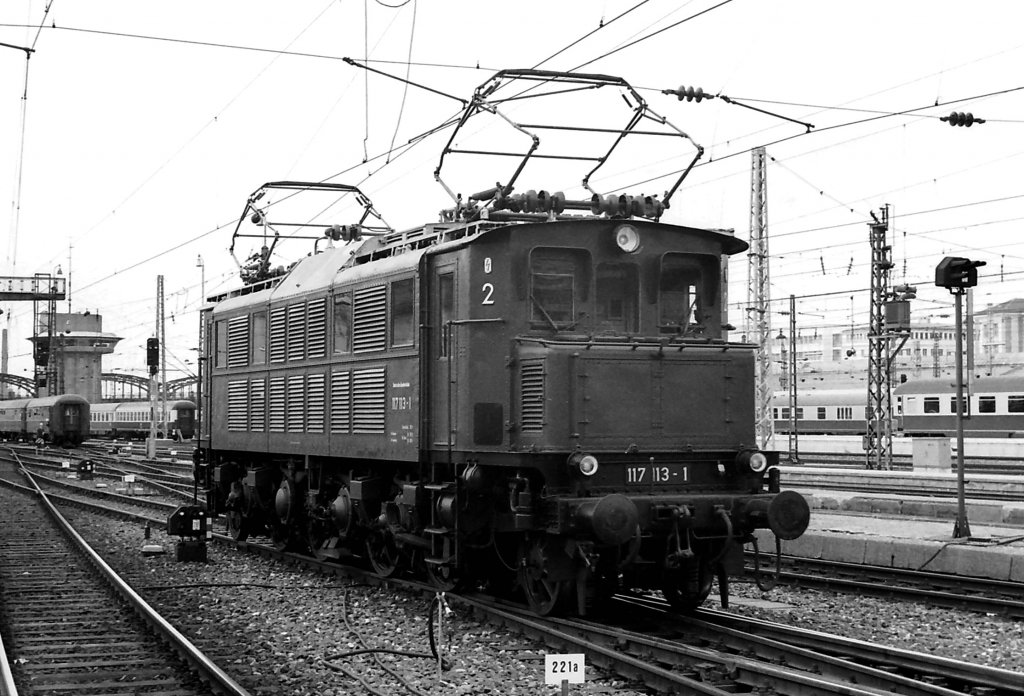 117 113-1 setzt am 18. Mrz 1979 bei der Abschiedsfahrt in Mnchen Hbf. vor den Sonderzug der DGEG zur Rckfahrt nach Stuttgart. Die dazu passende Fahrkarte siehe Bild 573574.