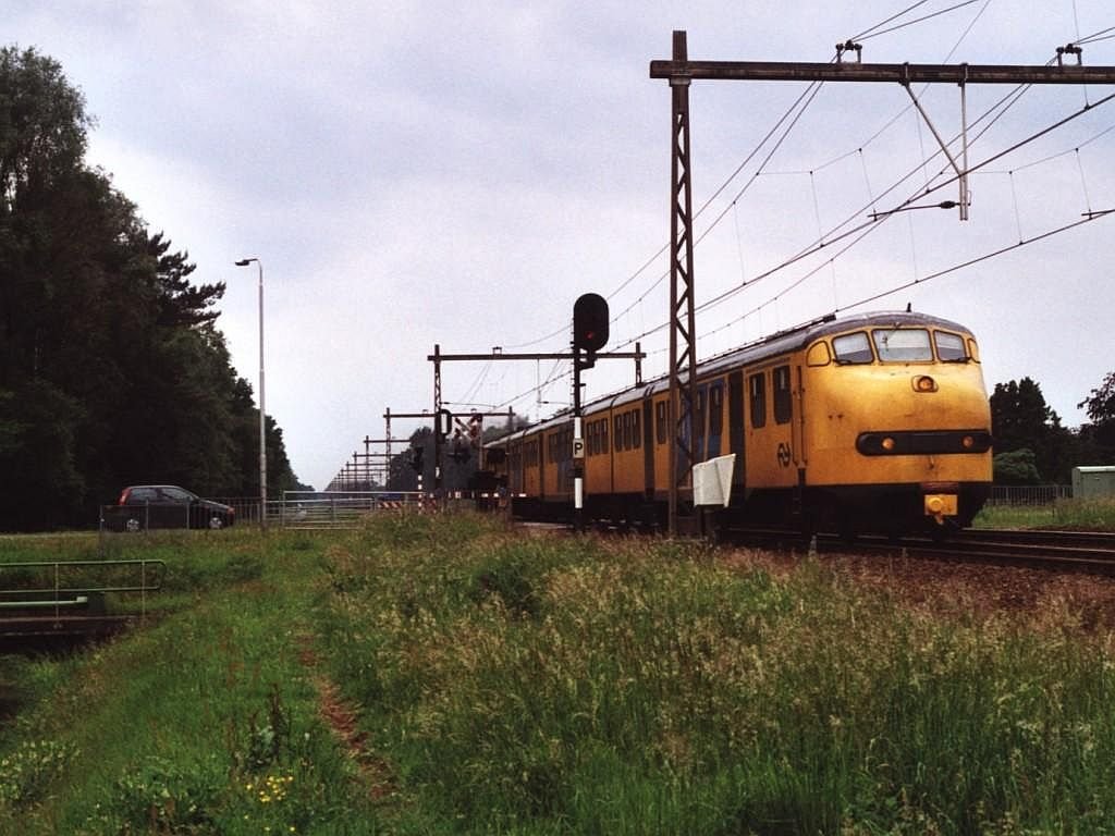 117 mit Regionalzug 17251 Hengelo-Oldenzaal bei Deurningen am 1-6-1999. Bild und scan: Date Jan de Vries.