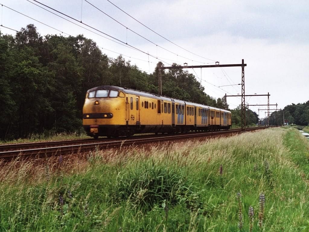 117 mit Regionalzug 17264 Oldenzaal-Hengelo bei Deurningen am 1-6-1999. Bild und scan: Date Jan de Vries.