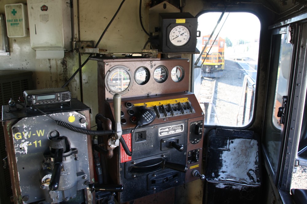 11.7.2012 Eugene, OR. Williamette Pacific Railoroad. #1801 (GP-9) von innen. Hflich gefragt und schon  konnte ich die Maschine von innen sehen und sogar starten (10sec Schock, Hebel umlegen, starten - brummmmmm...) bei einer kleinen Bahngesellschaft (ber 200 Meilen Schienen) get sowas noch immer. 