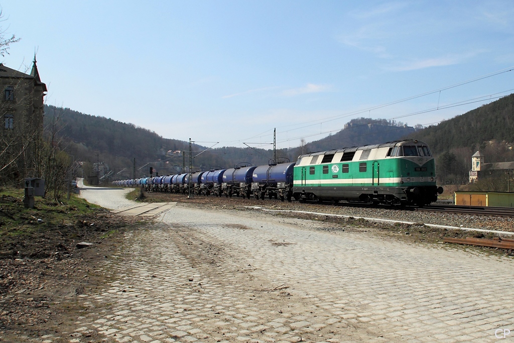 118 002 der ITL durchfhrt am 8.4.2010 den ehemaligen Gterbahnhof Knigstein.
