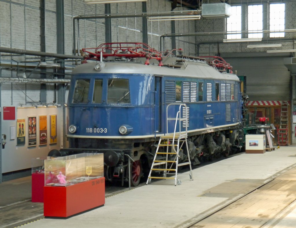 118 003-3 in der Fahrzeughalle des DB-Museums Koblenz-Lützel. (24.07.12)