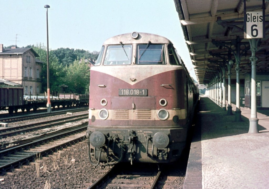 118 018-1 Berlin-Wannsee Juli 1974, auch beachtenswert die alten Bahnsteigdachsttzen.