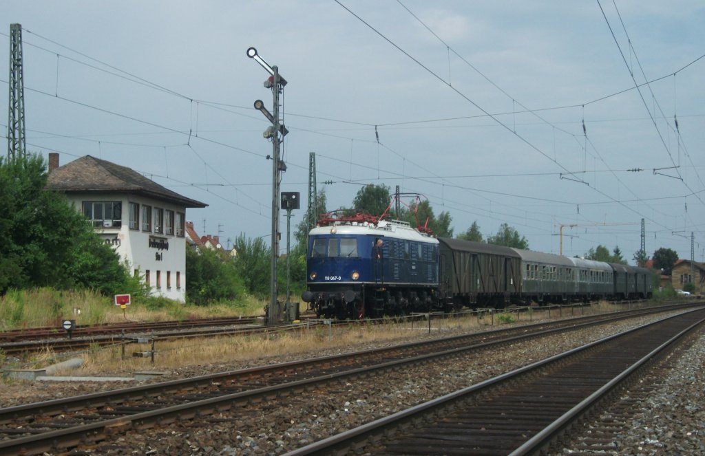 118 047-0 verlsst am 03.August 2013 mit einem Fotosonderzug den Bahnhof Breitengbach Richtung Bamberg.