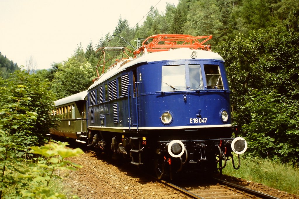 118 047 (als E 18 047 ausgeschildert) bei einer Sonderfahrt zum  Eisernen Vorhang  zwischen Falkenstein und Ludwigstadt Mitte der 1980er Jahre.