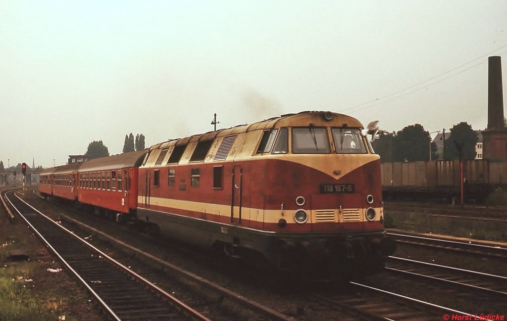 118 167-5 in Berlin Warschauer Straße (August 1977). Bei der Wagengarnitur handelt es sich vermutlich um den D 320  Neptun  (Berlin - Kopenhagen).