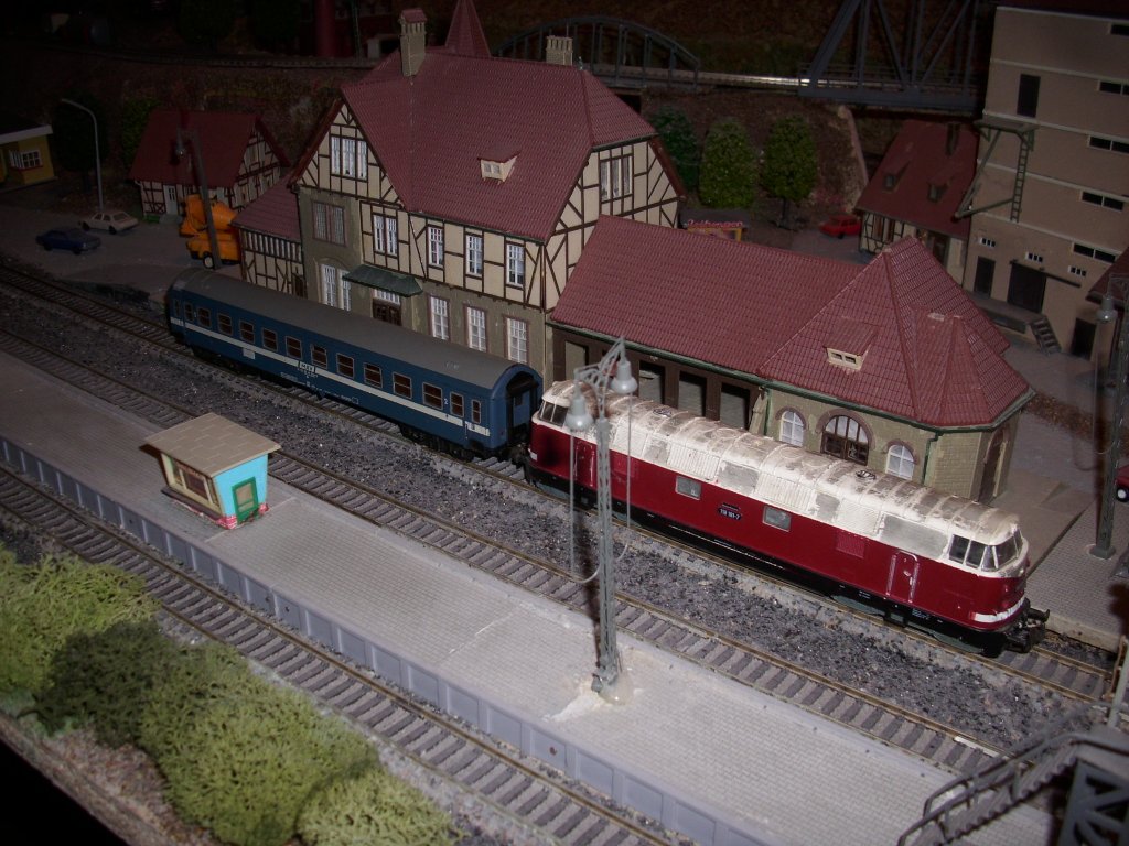 118 181 mit einem ungarischen Kurswagen im Talbahnhof auf meiner Zimmeranlage.