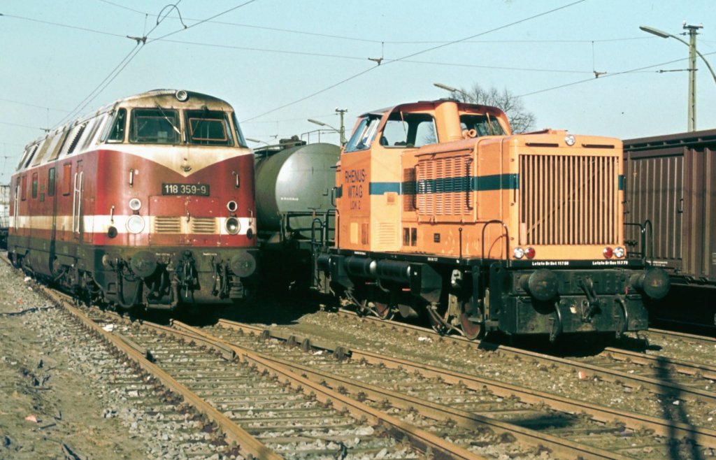 118 359-9 Berlin-Haselhorst, M�rz 1981. Die 118 hat einen G�terzug vom Gbf B-Ruhleben zum �bergabebahnhof gebracht, umgesetzt und wartet darauf, den von WTAG Lok 2 gebrachten Leerzug (vom Tanklager) zu �bernehmen, um ihn nach Ruhleben zu bringen. Den G�terzug �bernahm dann eine Ellok der Siemens-Bahn.