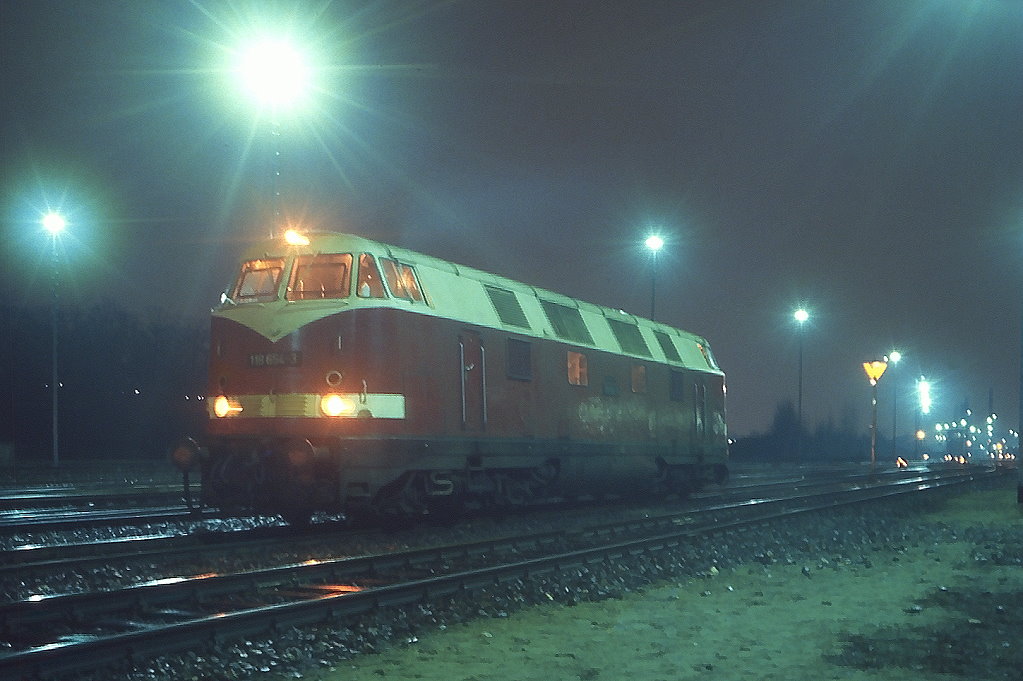 118 654 wartet im Bahnhof Berlin Grunewald auf den nchsten Einsatz, 28.03.1985.