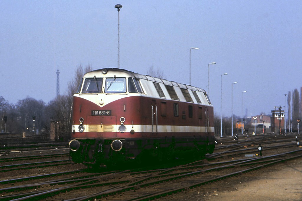 118 681 auf Warteposition im Rbf Berlin Grunewald, 14.04.1987.