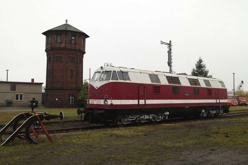 118 692-3 hinter dem Wasserturm im Bw Salzwedel am 23.10.09