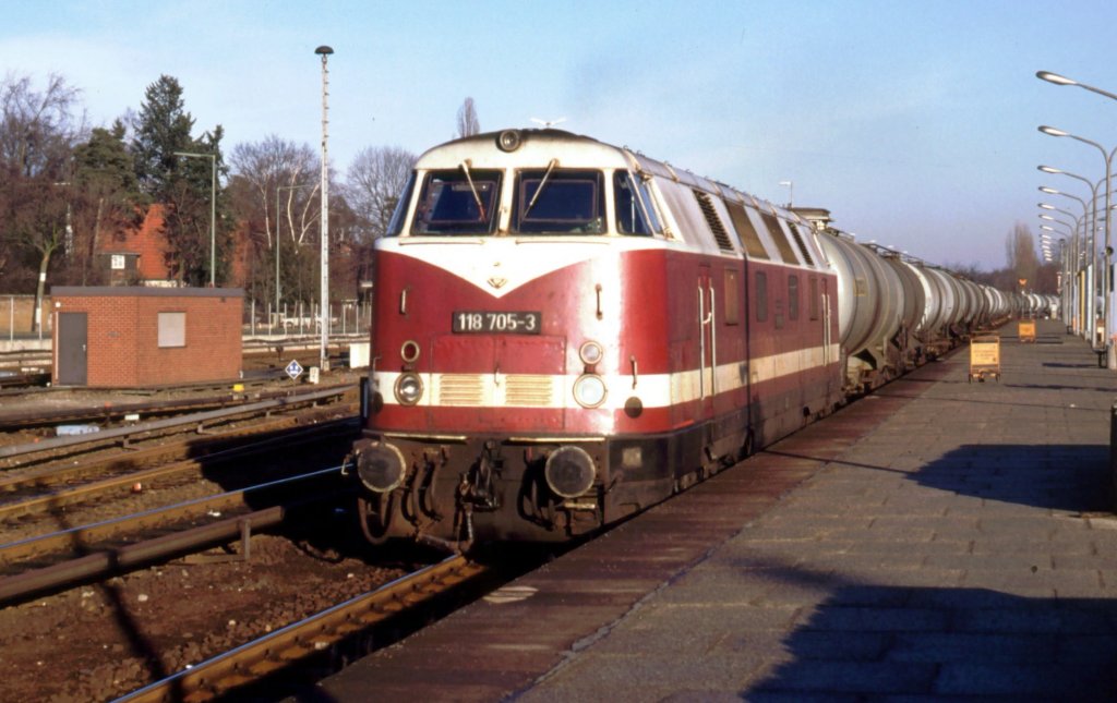 118 705-3 Berlin-Wannsee im Dezember 1989