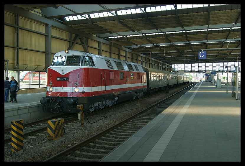 118 770-7 mit einem Sonderzug vom SEM Chemnitz-Hilbersdorf nach Holzhau. 02.06.2011 Chemnitz Hbf