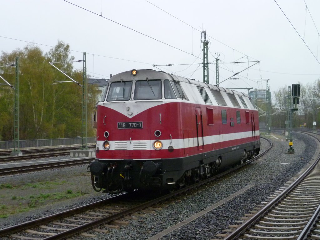 118 770-7 der MTEG durfte am 27.04.13 den Leerkesselzug von Marktredwitz nach Plauen/V. bringen. Hier das umsetzen in Plauen/V. an das Zugende.