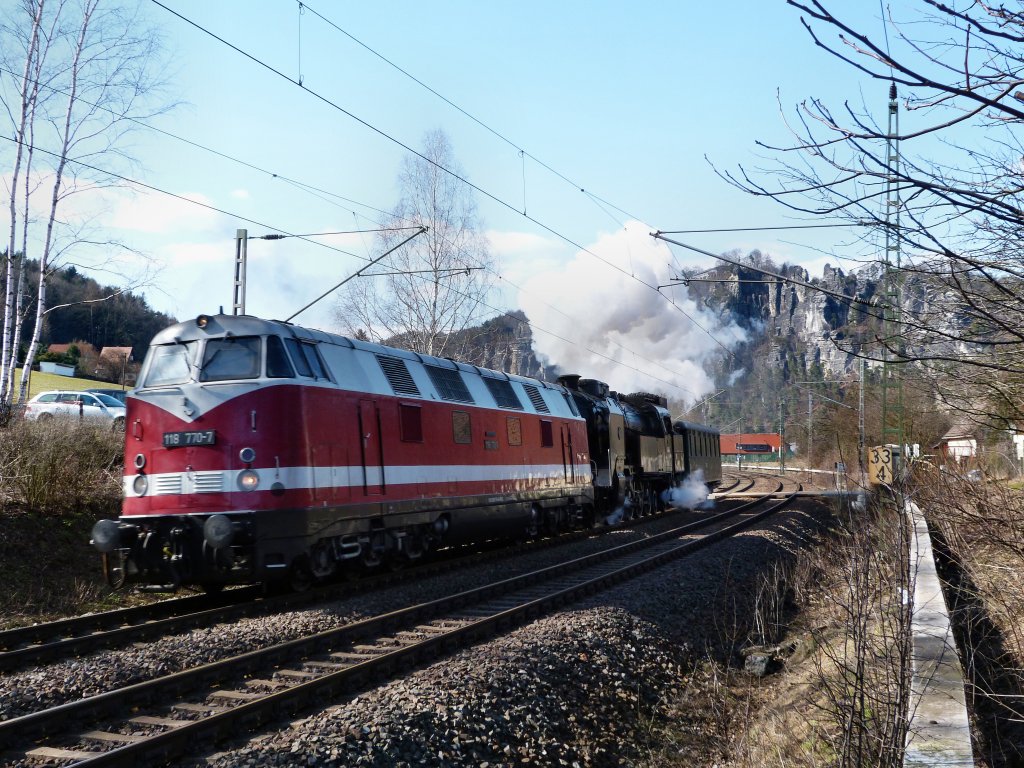 118 770 bei der Durchfahrt mit Dampflok und Personenwagen in Rathen.
07.04.13