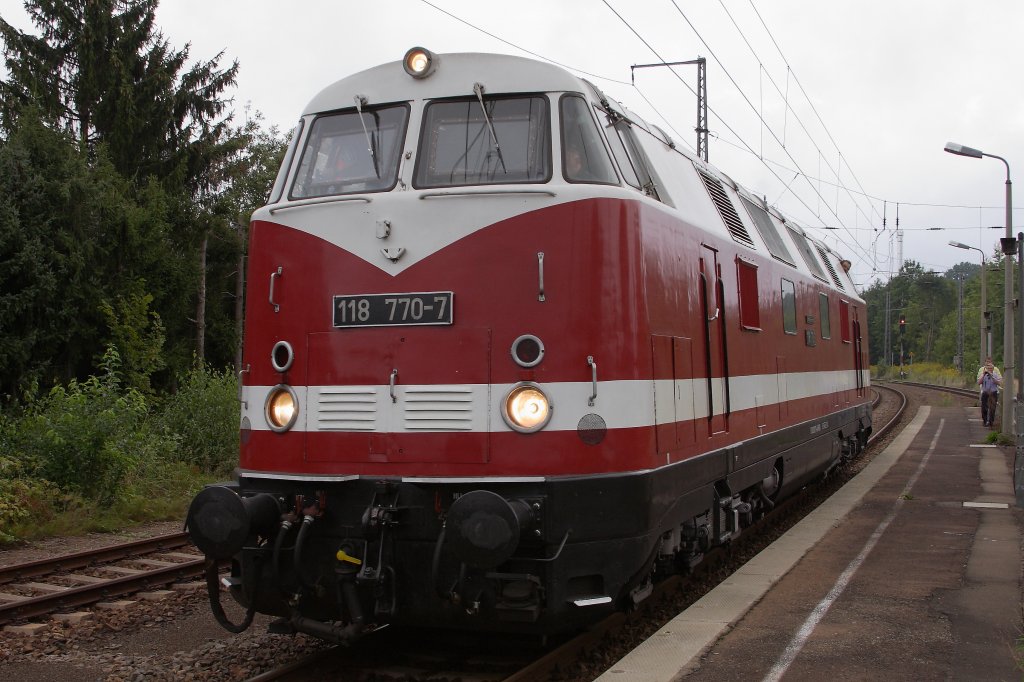 118 770 der Eisenbahnfreunde Glauchau am 01.09.2012 kurz vor dem Ankuppeln zur Schubuntersttzung fr Schnellfahrdampflok 18 201 an einen Zug der Sonderzugveranstaltungen Chemnitz mit Fahrziel XVIII. Meininger Dampfloktage im Bahnhof Dbeln. Diese Maschine wurde 1969 im VEB Lokomotivbau  Karl Marx  in Babelsberg gebaut und unter der Bezeichnung V 180 370 in Dienst gestellt. Sie verfgt ber die Achsfolge C`C` und ber zwei 12 Zylinder-V-Dieselmotoren der Bauart 12 KVD (Kurzhub-Viertakt-Diesel)18/21-AL4 vom Motorenbau Johannisthal mit jeweils 1200 PS. Die Kraftbertragung erfolgt hydraulisch.