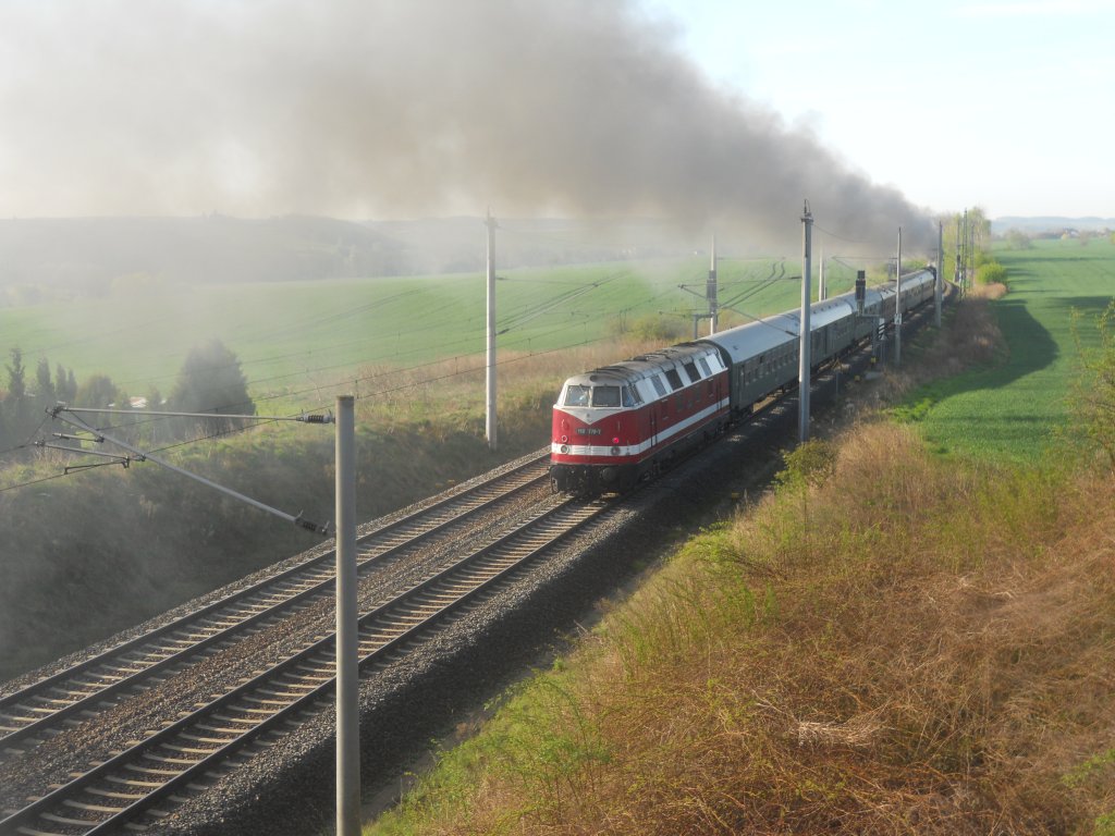 118 770 hing am Zugende des Sonderzuges nach Bayreuth,hier am Bogendreieck bei Werdau Richtung Reichenbach/V. am 28.04.2012