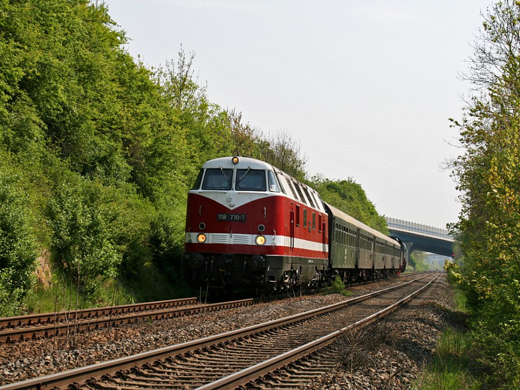 118 770 mit Sonderzug unterwegs von Unterwellenborn nach Saalfeld am 29.4.2011