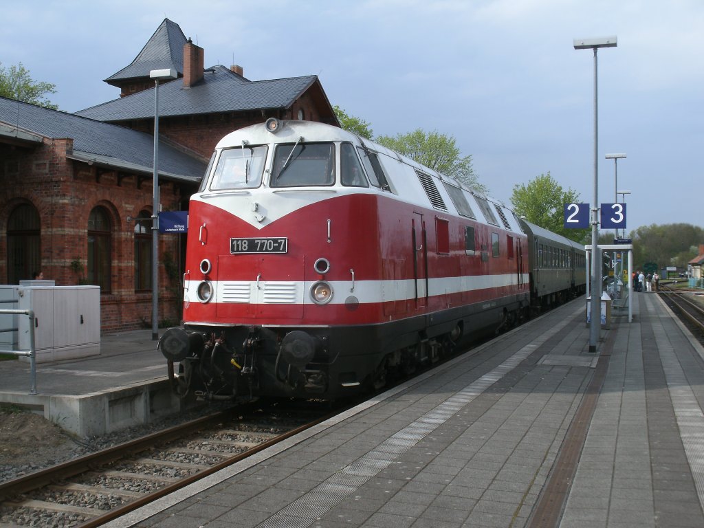 118 770 war,am 11.Mai 2013,in Putbus eingetroffen und mute nach der Ankunft auf ein Abstellgleis umgesetzt werden,damit das einzige,durchgehende Gleis im Bf Putbus frei wurde.