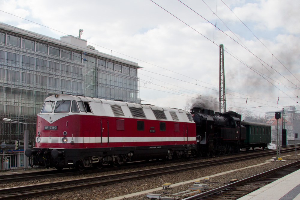 118 770 zieht die tschechische 464 102 und den Personenwagen Ae1-4729 am Dresdner Hauptbahnhof vorbei Richtung Bad Schandau. 07.04.2013